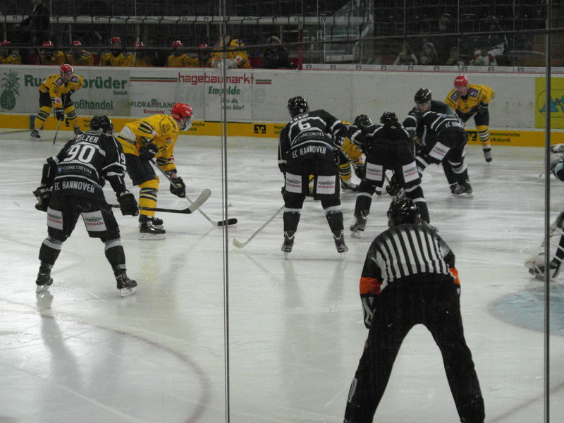 Eishockeytestspiel EC Hannover Indians gegen Lausitzer Füchse im Eisstadion am Pferdeturm