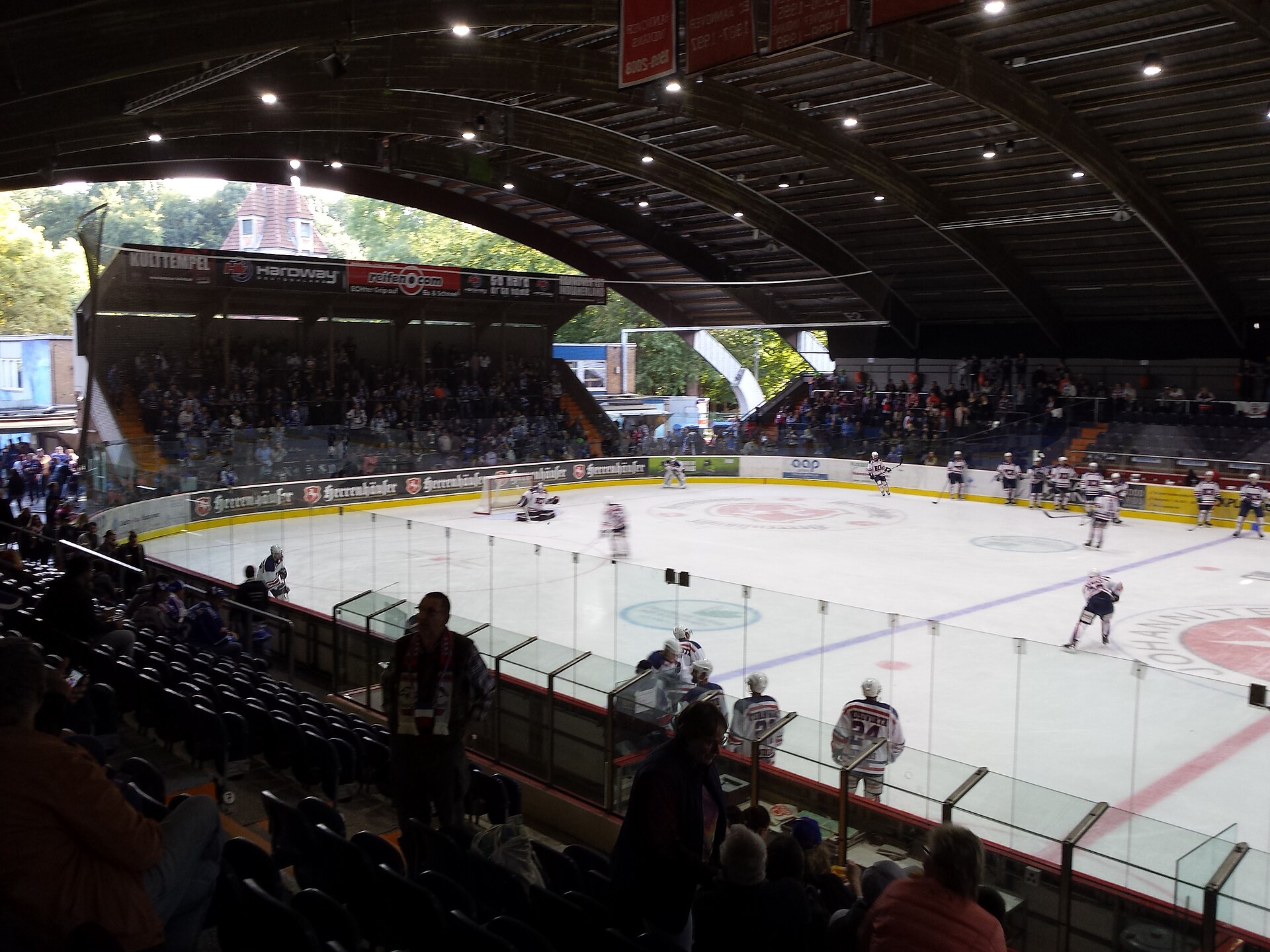Eishockey-Vorbereitungsspiel zwischen den EC Hannover Indians und den EC Kassel Huskies am 2.September 2017 im Eisstadion am Pferdeturm, Hannover. Vor dem Spiel, Blick auf die Südtribüne.