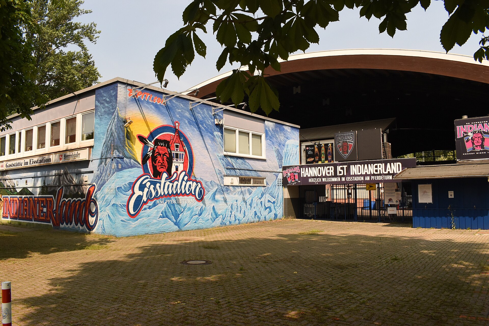 Blick von der Straße Am Pferdeturm auf das Eisstadion am Pferdeturm in Hannover Kleefeld.