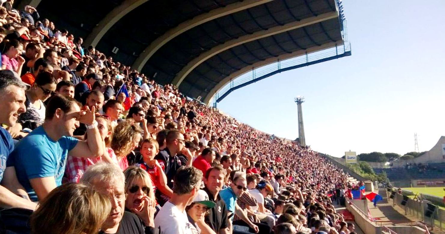 Tribune de Face du Stade de la Méditerranée lors du match à rejouer AS Béziers Hérault - RC Massy Essonne le 01/05/2013 en Pro D2 (plus de 12 000 spectateurs).
