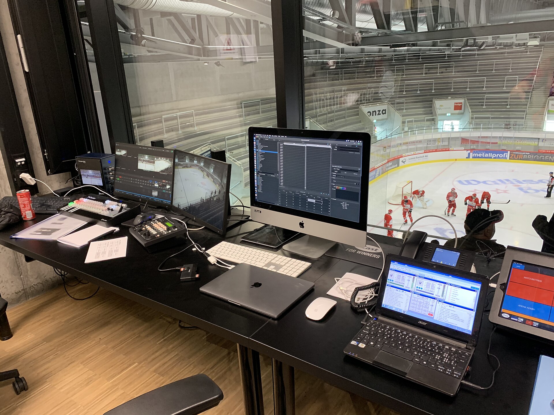 Ein Blich in die Regie in der Lonza Arena. Von hier aus werden z.B. Replays auf den Videowürfel gebracht.