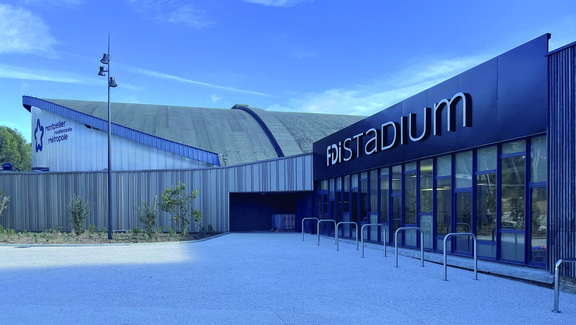 Vue de l'entrée du FDI STADIUM