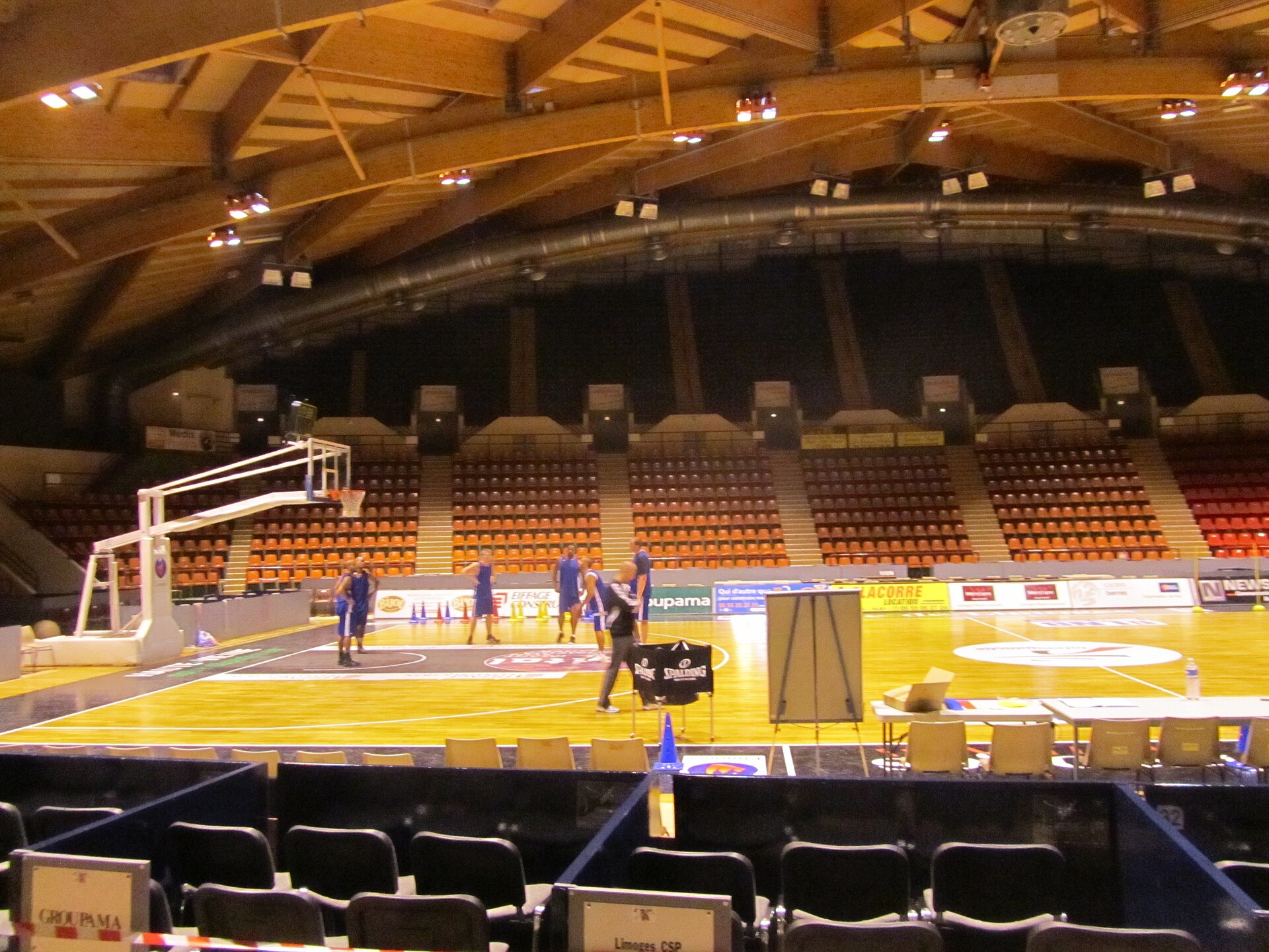 La voute en bois de Beaublanc et ses tribunes au club français de basket-ball Limoges CSP .