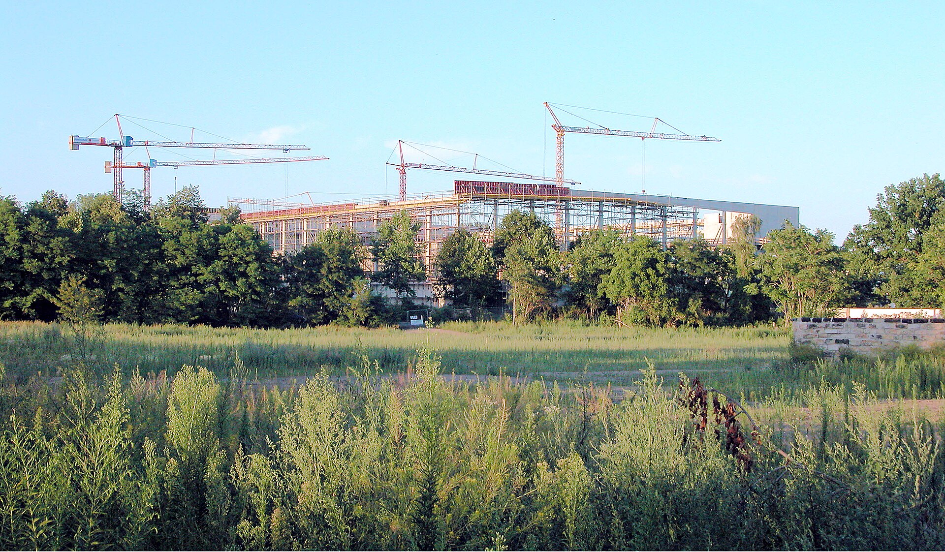 14.07.2006 01067 Dresden-Friedrichstadt: Blick von Südwesten zur Baustelle der neuen Eissporthalle (GMP: 51.062292,13.722221) an der Magdeburger Straße, die sich zunächst "Freiberger Arena" nannte, später dann Eissporthalle "ENERGIEVERBUND ARENA", dann "Joynext-Arena". [DSCN10694.TIF]20060714025DR.J