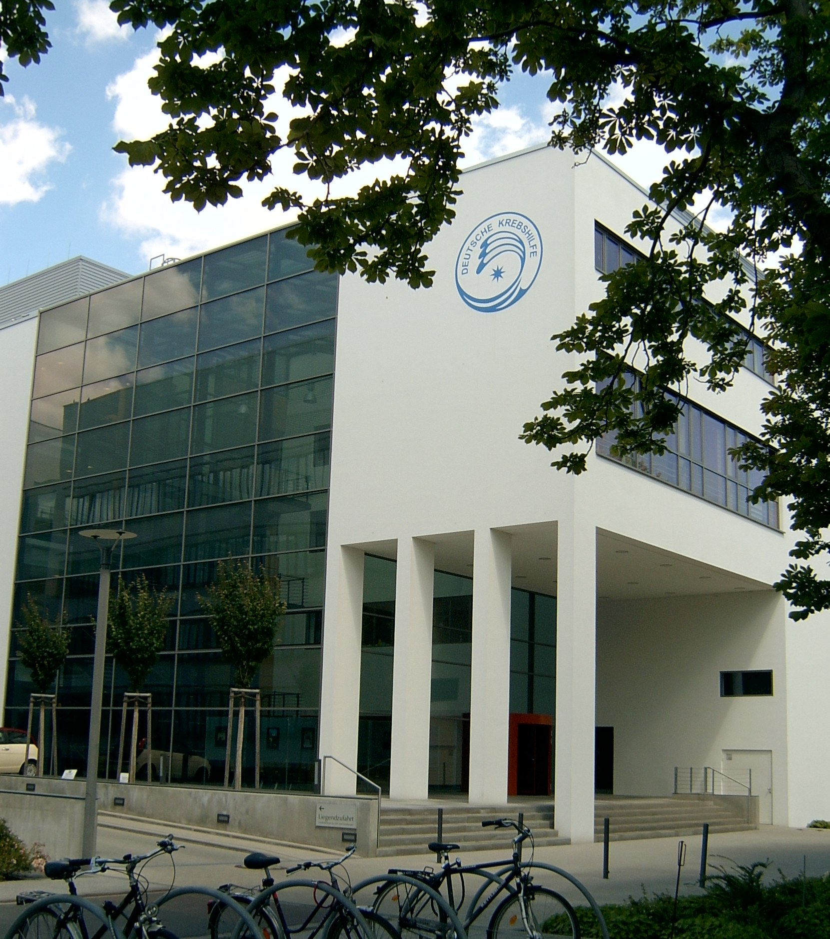 Das Gebäude vom Landeszentrum für Zell- und Gentheraphie der Deutschen Krebshilfe. Das Gebäude ist Teil der Universitätsklinikums Kröllwitz in Halle (Saale)