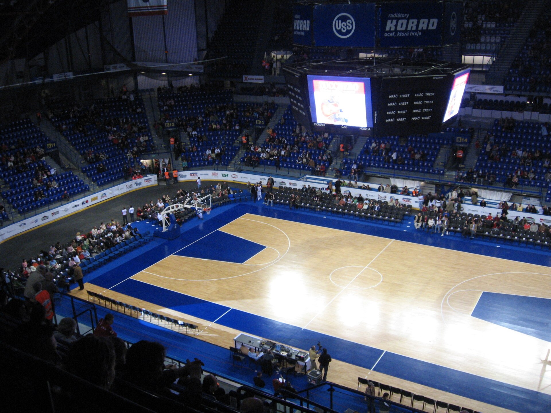 Steel Aréna Košice, 26. február 2008, príprava plochy zimného štadiónu na vystúpenie basketbalového tímu Harlem Globetrotters