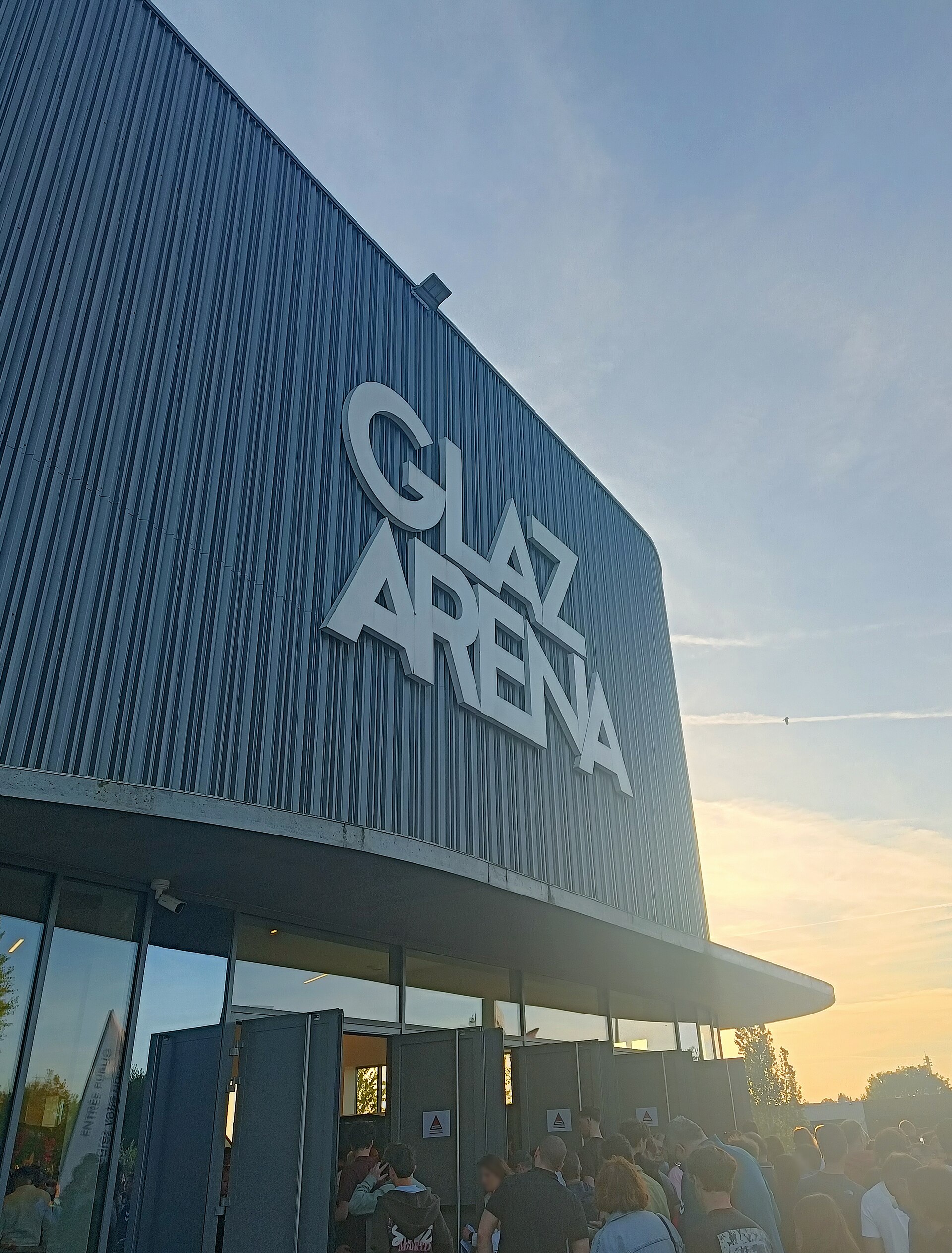 Entrée principale de la Glaz Arena.