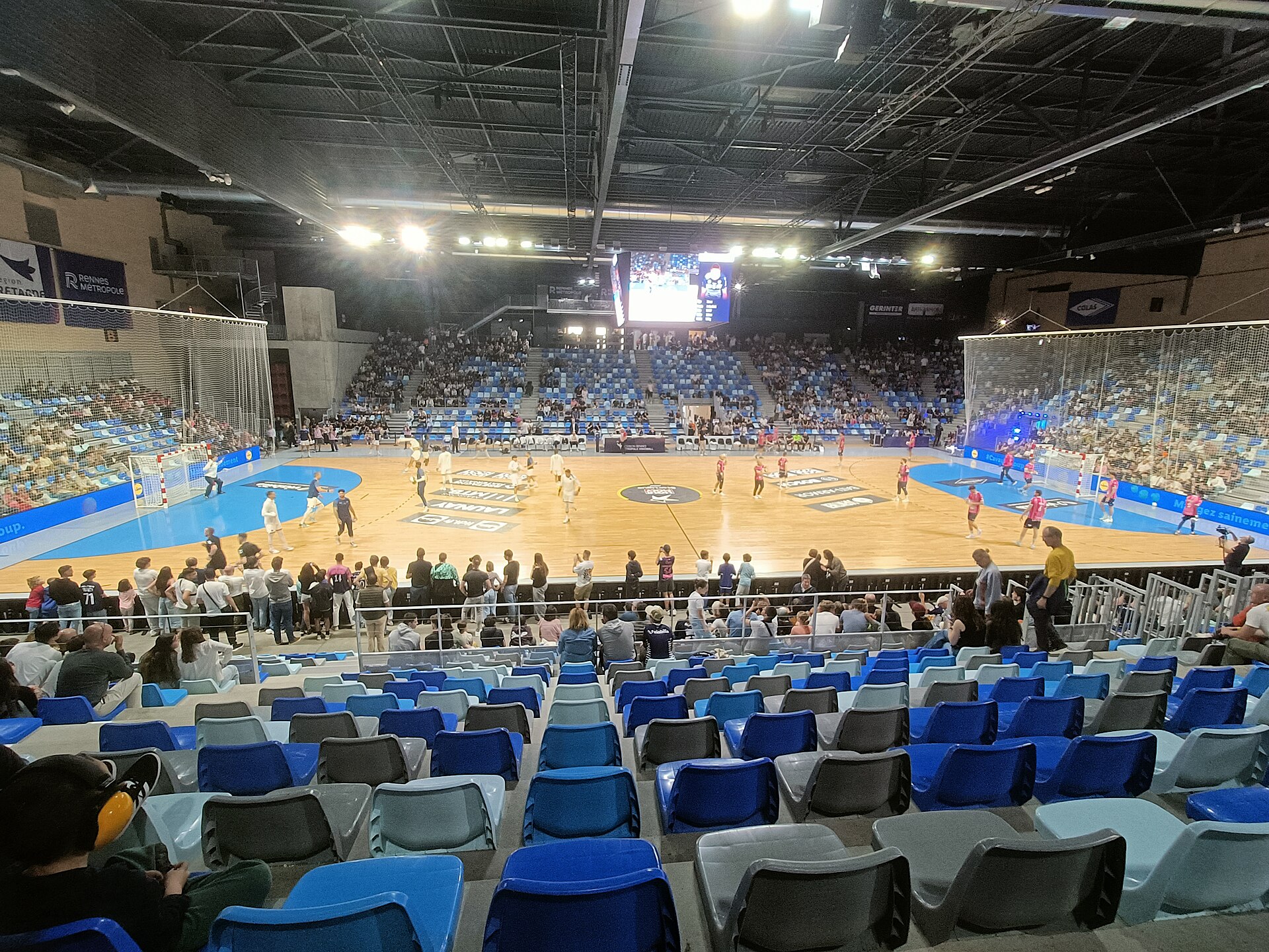 Vue du terrain de handball de la Glaz Arena lors des échauffements du match CRMHB - PSG