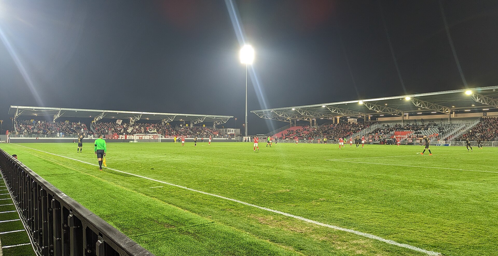 Photographie prise le 26 décembre 2022 au Stade des Antonins lors du match entre le Nîmes Olympique et l'En Avant Guingamp en Ligue 2.