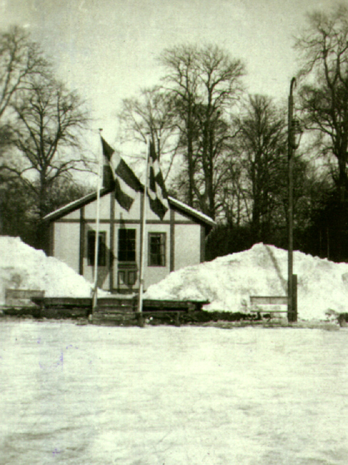 Frederiksberg Skøjteløber Forenings klubhus ud til søen ved Andebakkeøen i Frederiksberg Have, ca. 1924.