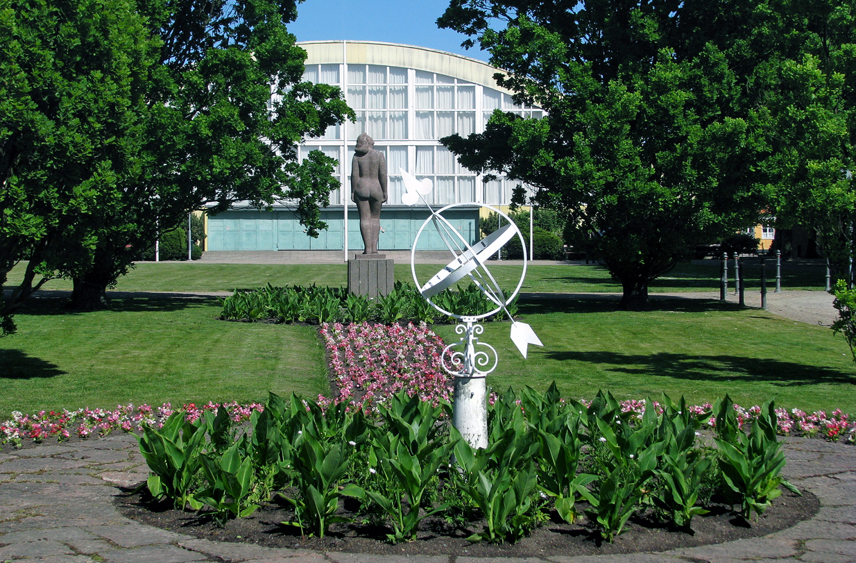 Bollhusparken med Bollhuset i fonden. Bollhuset i folkmun kallad "Bollen" byggdes för utställningen Fritiden i Ystad 1936. Den byggdes med en för dåtiden ny teknik som blev mycket uppmärksammad inom arkitektkretsar. Under utställningen fungerade den som restaurang. Idag är Bollen en idrottshall. I p