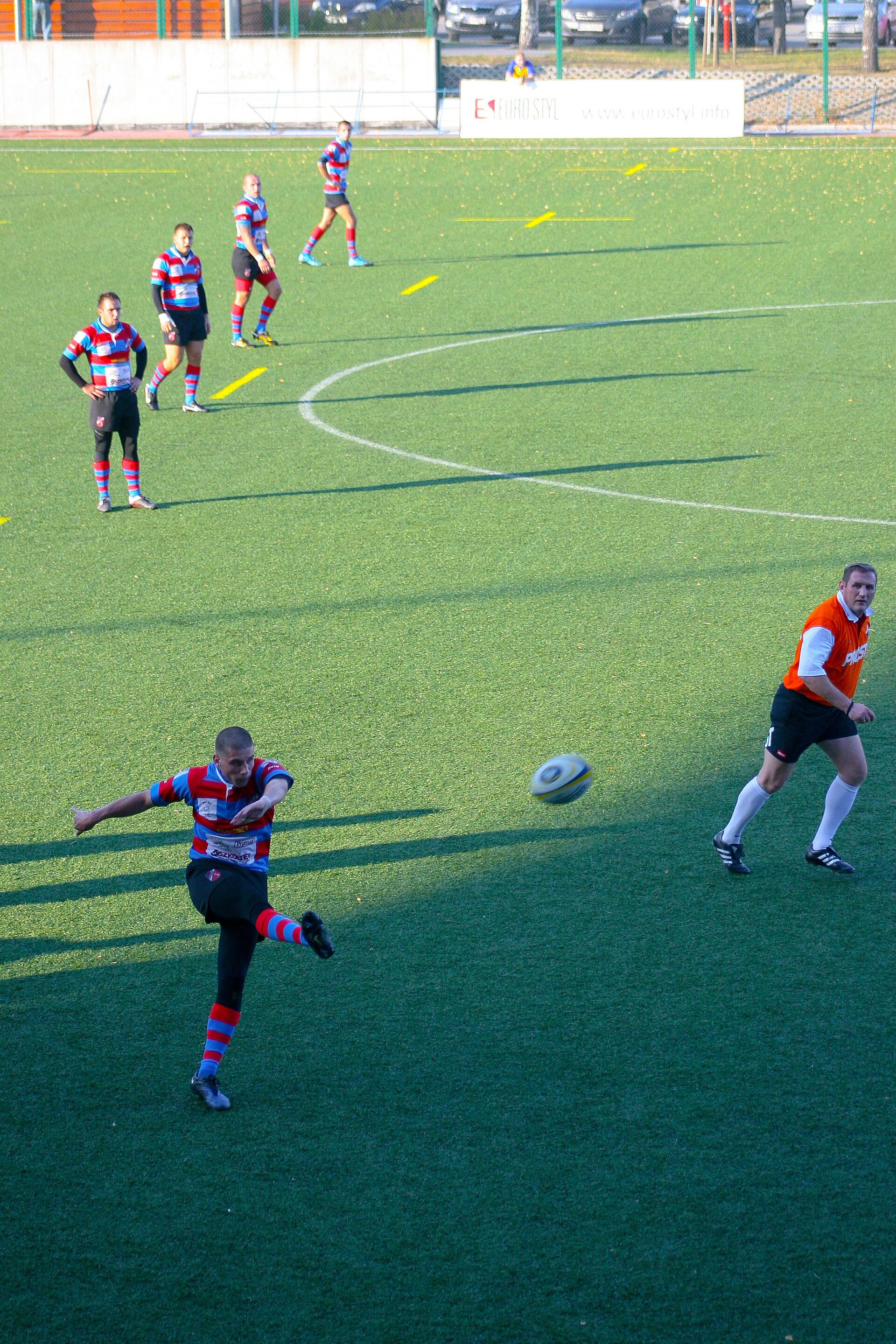 Mecz polskiej Ekstraligi rugby Arka Gdynia – Budowlani Lublin; widoczni zawodnicy tego drugiego klubu oraz sędzia Mirosław Szczepański