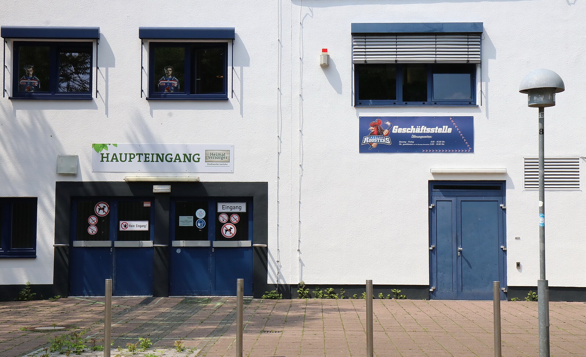 Eingangsbereich der Eissporthalle Iserlohn , Seeuferstraße 25 in Iserlohn . Spielstätte des Eishockeyvereines Iserlohn Roosters .