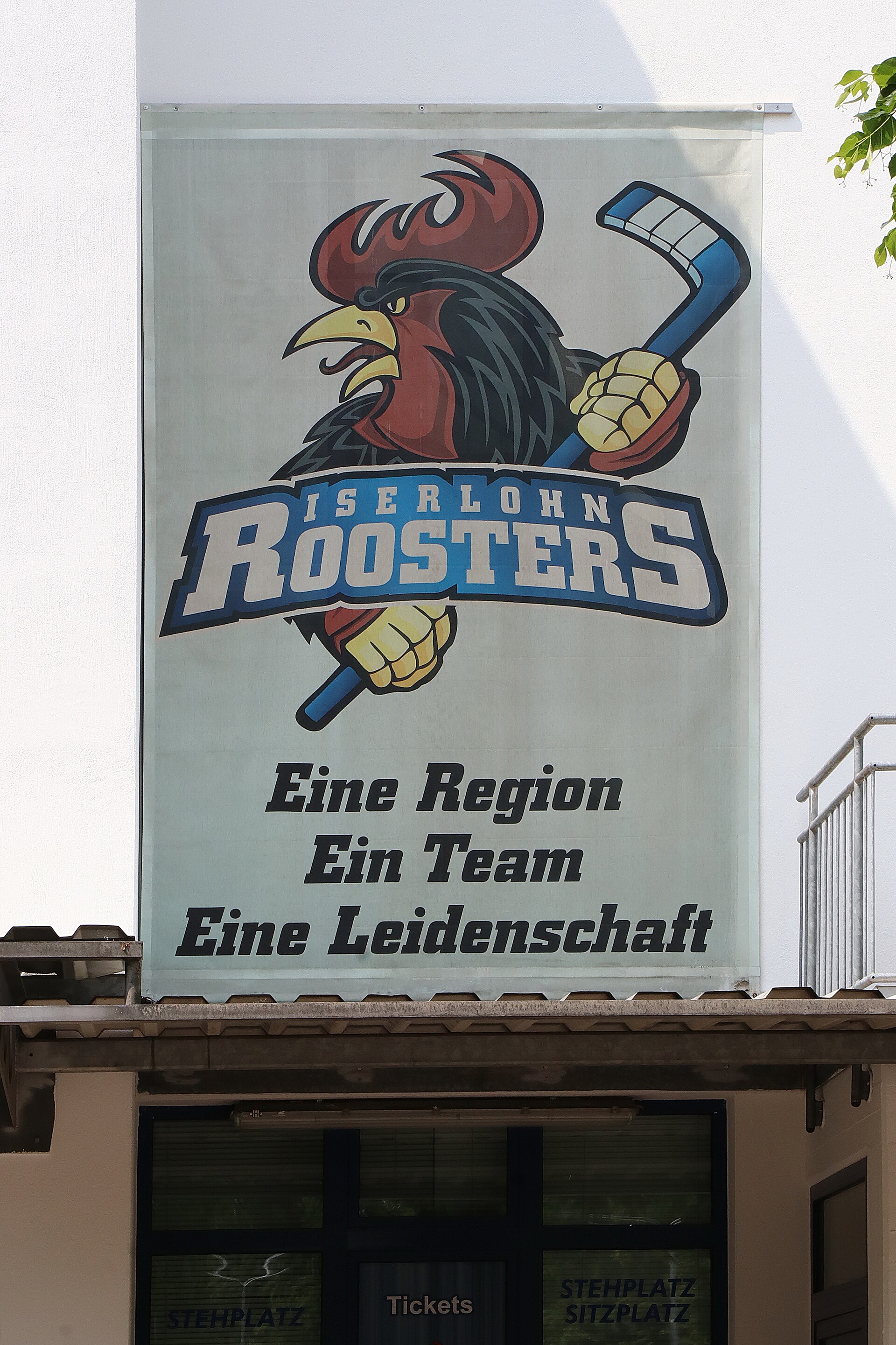 Eingangsbereich der Eissporthalle Iserlohn , Seeuferstraße 25 in Iserlohn . Spielstätte des Eishockeyvereines Iserlohn Roosters .