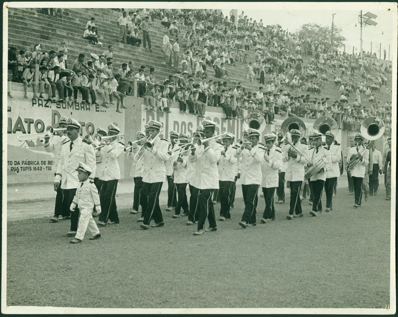 Banda militar desfilando no estádio Independência, Belo Horizonte, primeira metade do século XX . Coleção Barão Tiesenhausen/Acervo MHAB