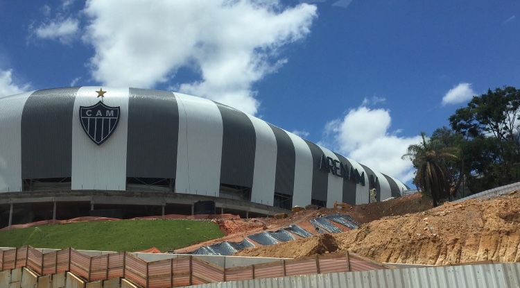 Foto da Arena MRV em etapa final da construção, tirada em dezembro de 2022 na Via Expressa entre Belo Horizonte e Contagem