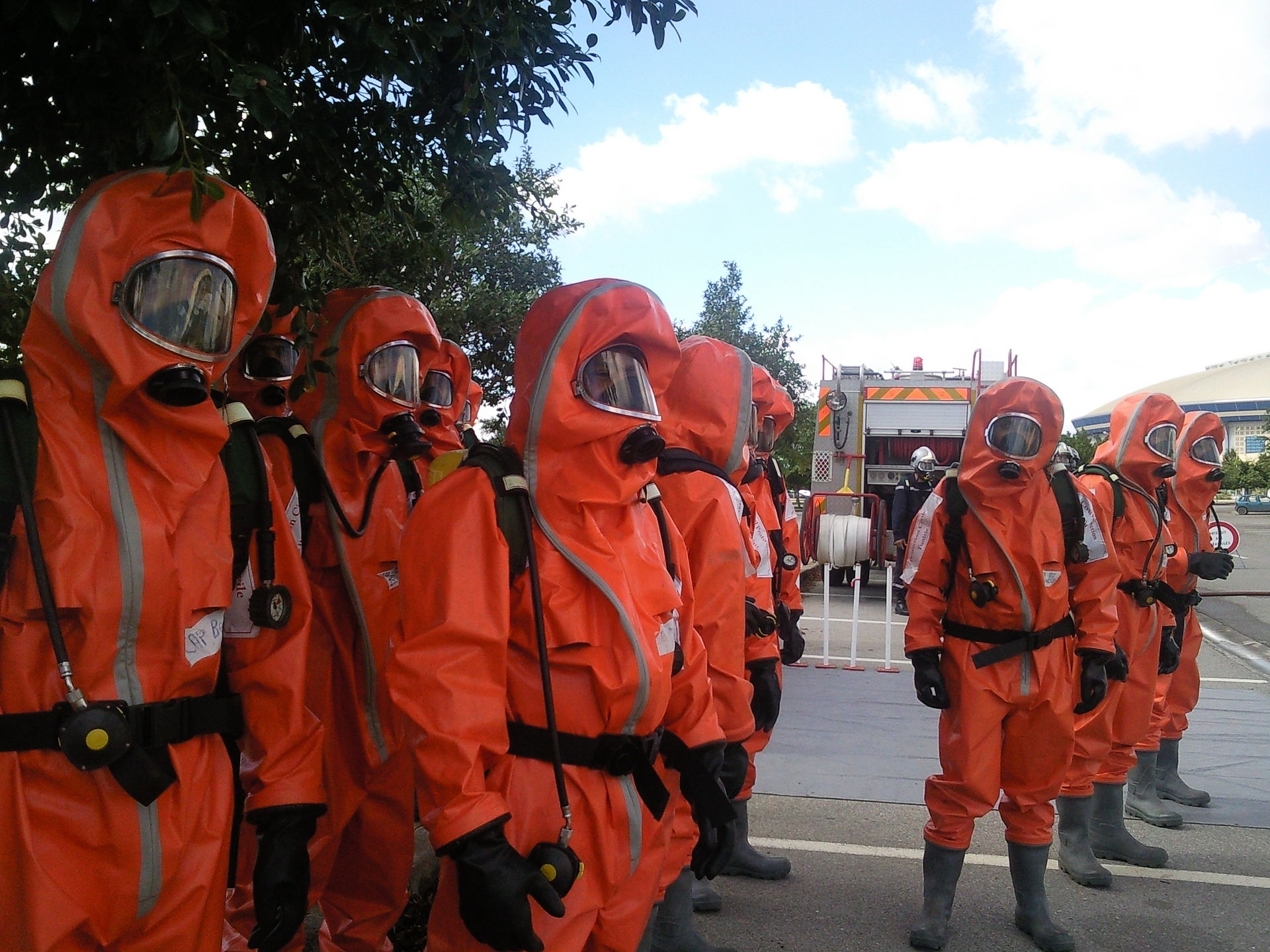 [Mona Yahia] First responders gathered outside Rades Stadium in Tunis to sharpen their disaster preparedness skills. أول المستجيبين تجمعوا في ملعب رادس لصقل مهاراتهم في مواجهة الكوارث. Les premiers intervenants se sont rassemblés devant le stade de Rades à Tunis pour affiner leur état de préparation