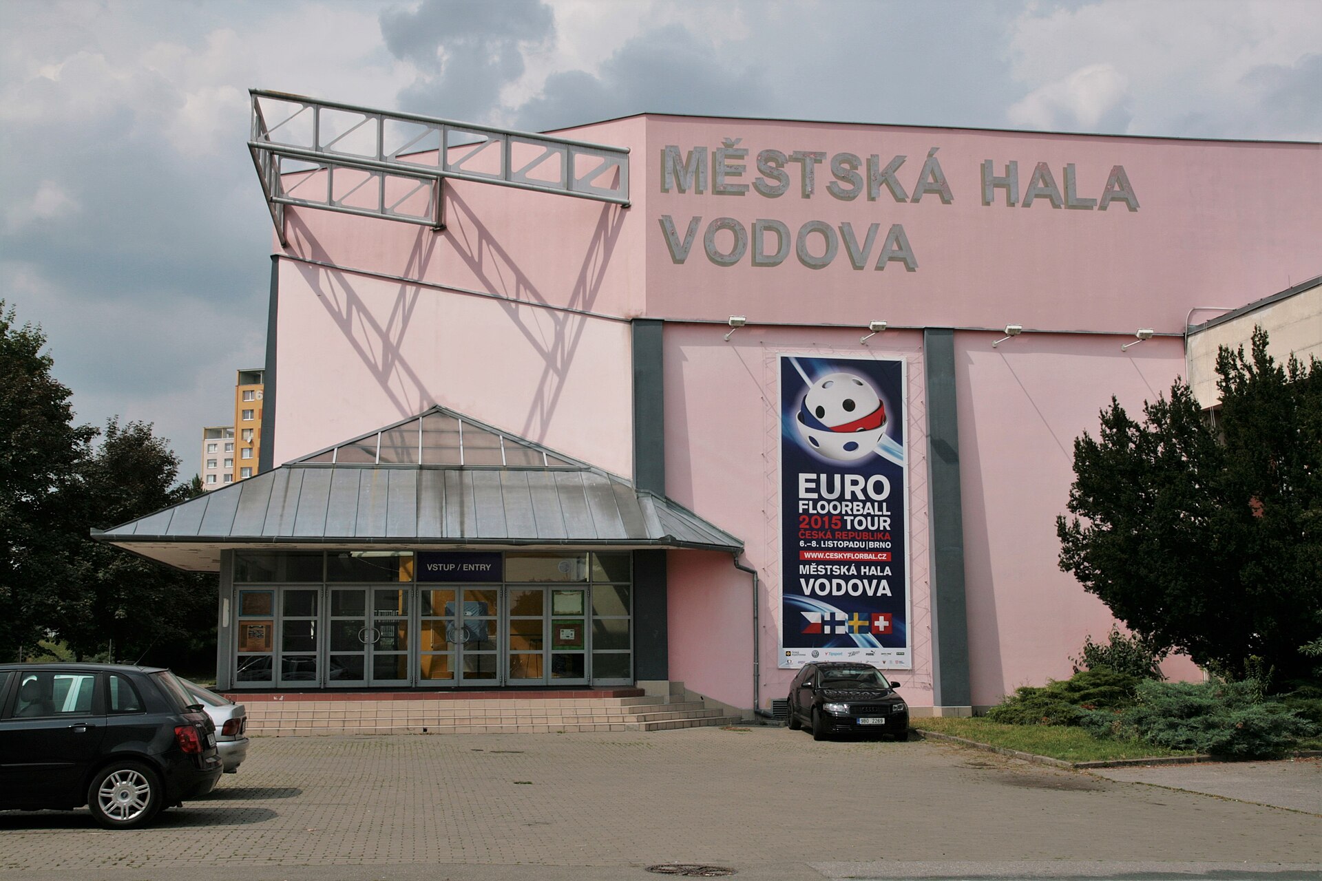 Velká hala míčových sportů v městském sportovním areálu Vodova, vstup B1.