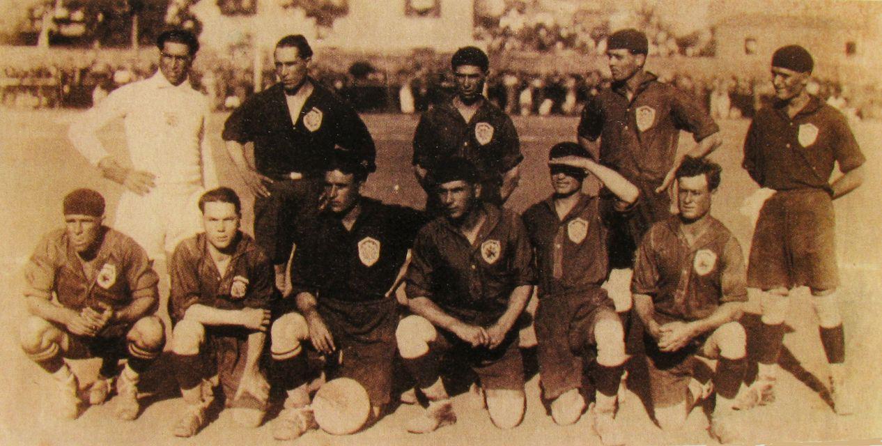 Equipa de futebol do Club Sport Marítimo, campeã de Portugal 1926. Campo Almirante Reis, Funchal, 1926. Colecção Club Sport Marítimo. Campo Almirante Reis, Funchal, ilha da Madeira.