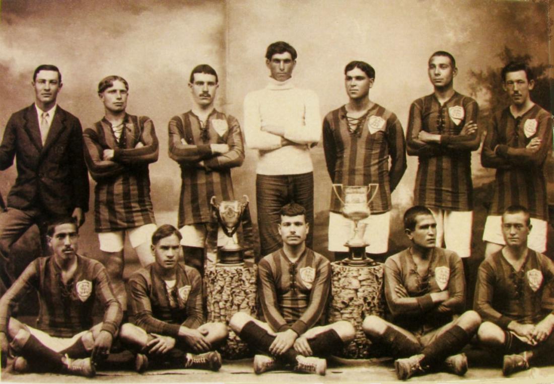 Equipa de futebol do Club Sport Marítimo campeã da Madeira 1916/17. 1º campeonato organizado pela Associação de Futebol do Funchal. De pé, à civil, Gonçalo Gouveia, presidente do Marítimo, Abel Gomes, suplente, Silvestre Rodrigues Russo, João Pimenta Galhudo, José Rodrigues Barrinhas, João Mota e Al