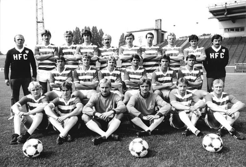 For documentary purposes the German Federal Archive often retained the original image captions , which may be erroneous, biased, obsolete or politically extreme . ADN-ZB-Lehmann-23.8.83-zin-Halle: Die Mannschaft des HFC Chemie für die Fußball-Oberligasaison 1983-84. Vorn v.l.n.r.: Jens Helling, Lutz