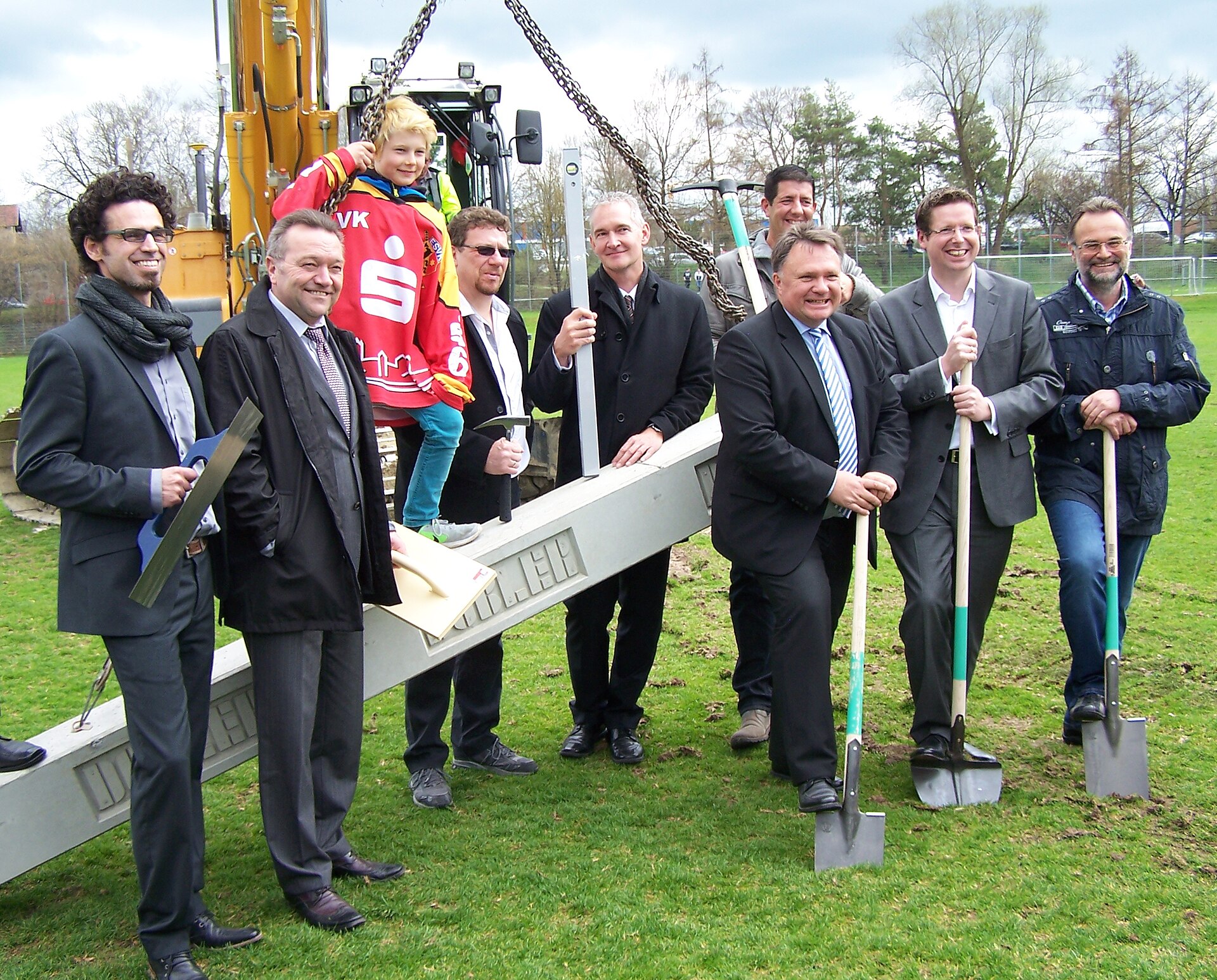 Mit dem ersten symbolischen Spatenstich hat am 6. April 2016 der Bau des neuen Eisstadions in Kaufbeuren begonnen.
