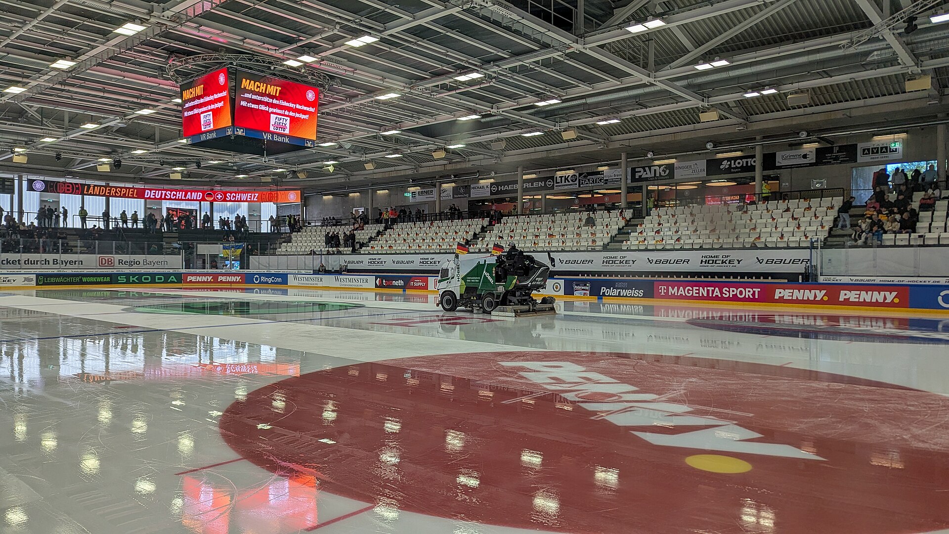 Eishockey-Länderspiel der Frauen in Kaufbeuren: Deutschland gegen Schweiz (5:1) – energie schwaben arena Kaufbeuren