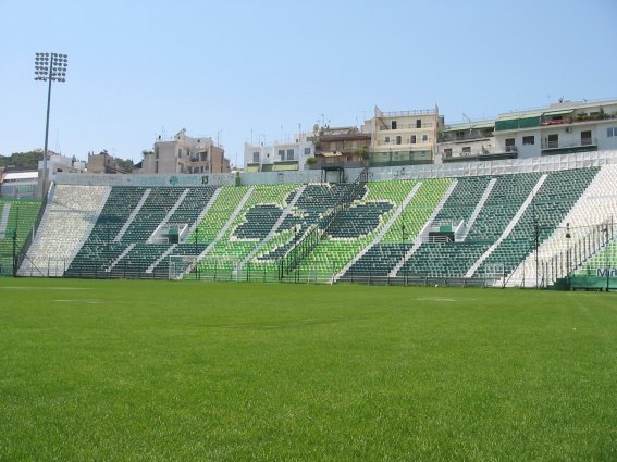 das bild habe ich selbstständig im sommer 2004 und nach einwilligung eines verantwortlichen geschossen. es zeigt die westtribüne des stadions. Bildbeschreibung: Westtribüne des "Apostolos Nikolaidis" - Stadions Quelle: selbst fotografiert Fotograf/Zeichner: Galis Datum: Sommer 2004 andere Versionen: