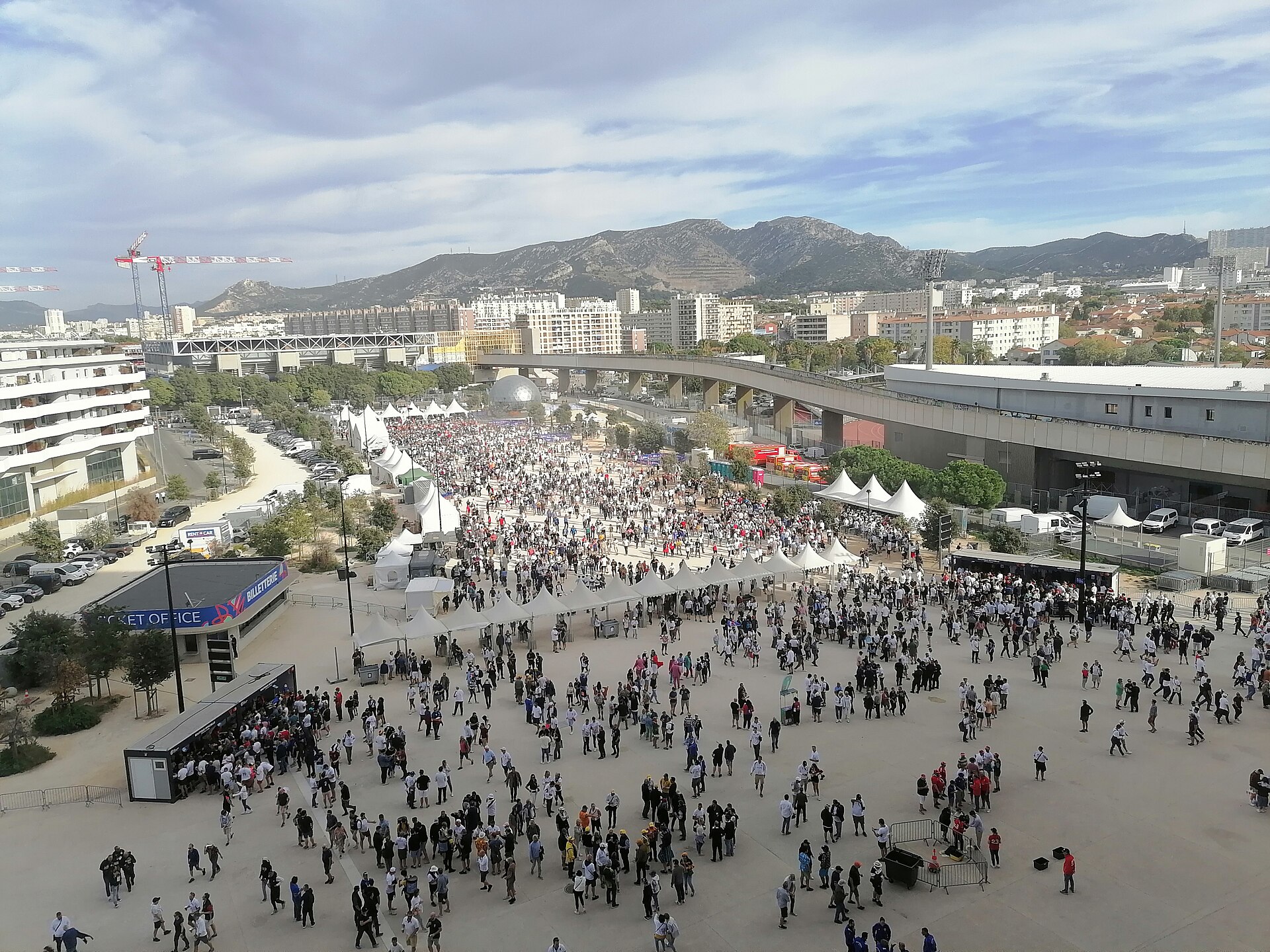 Le dimanche 15 octobre 2023 à 17h au Stade Vélodrome de Marseille se tenait le match Angleterre-Fidji, un quart de finale la coupe du monde de rugby 2023. Score final 30-24 pour l'Angleterre. Vue plus bas sur l'extérieur du stade Vélodrome, les stands de ventes de tee-shirts et maillots notamment.