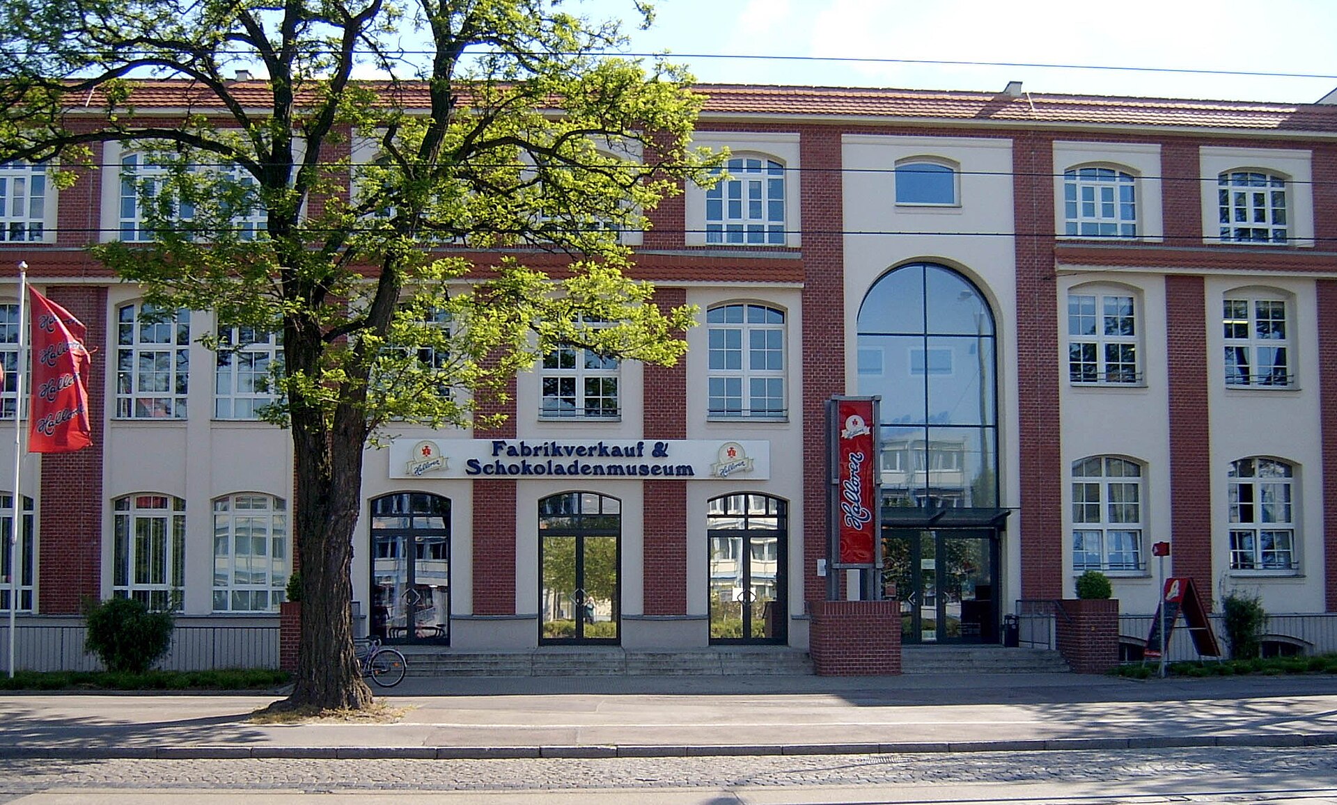 Das Gebäude der Halloren Schokoladenfabrik in Halle (Saale) - Eingang zum Fabrikverkauf und Schokoladenmuseum