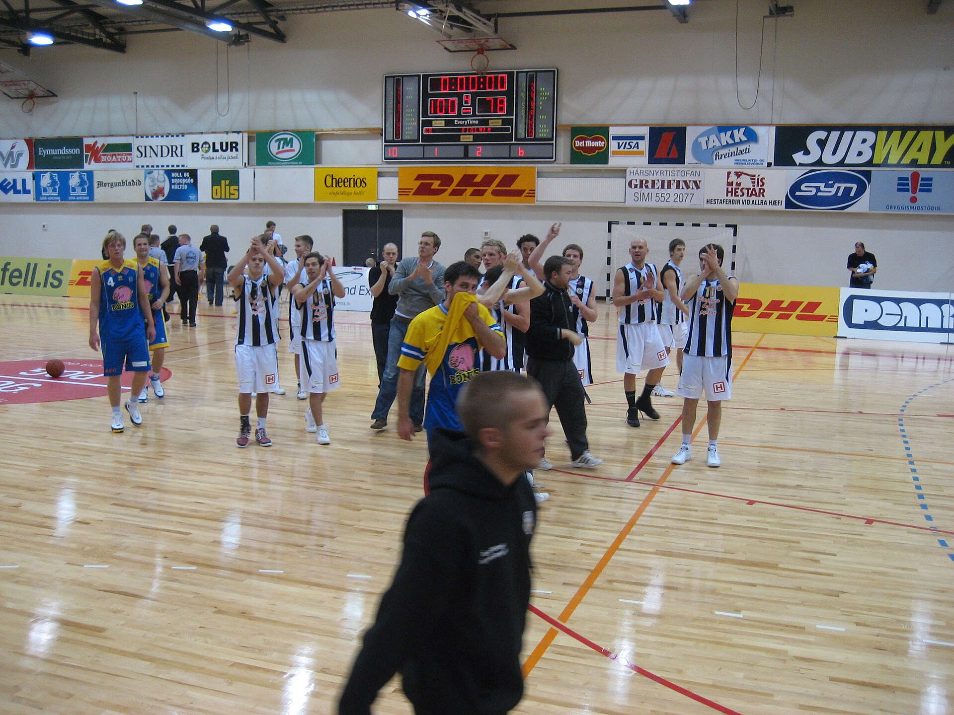 A picture of players for the basketball club KR Reykjavík at their home ground, DHL-Höllin.