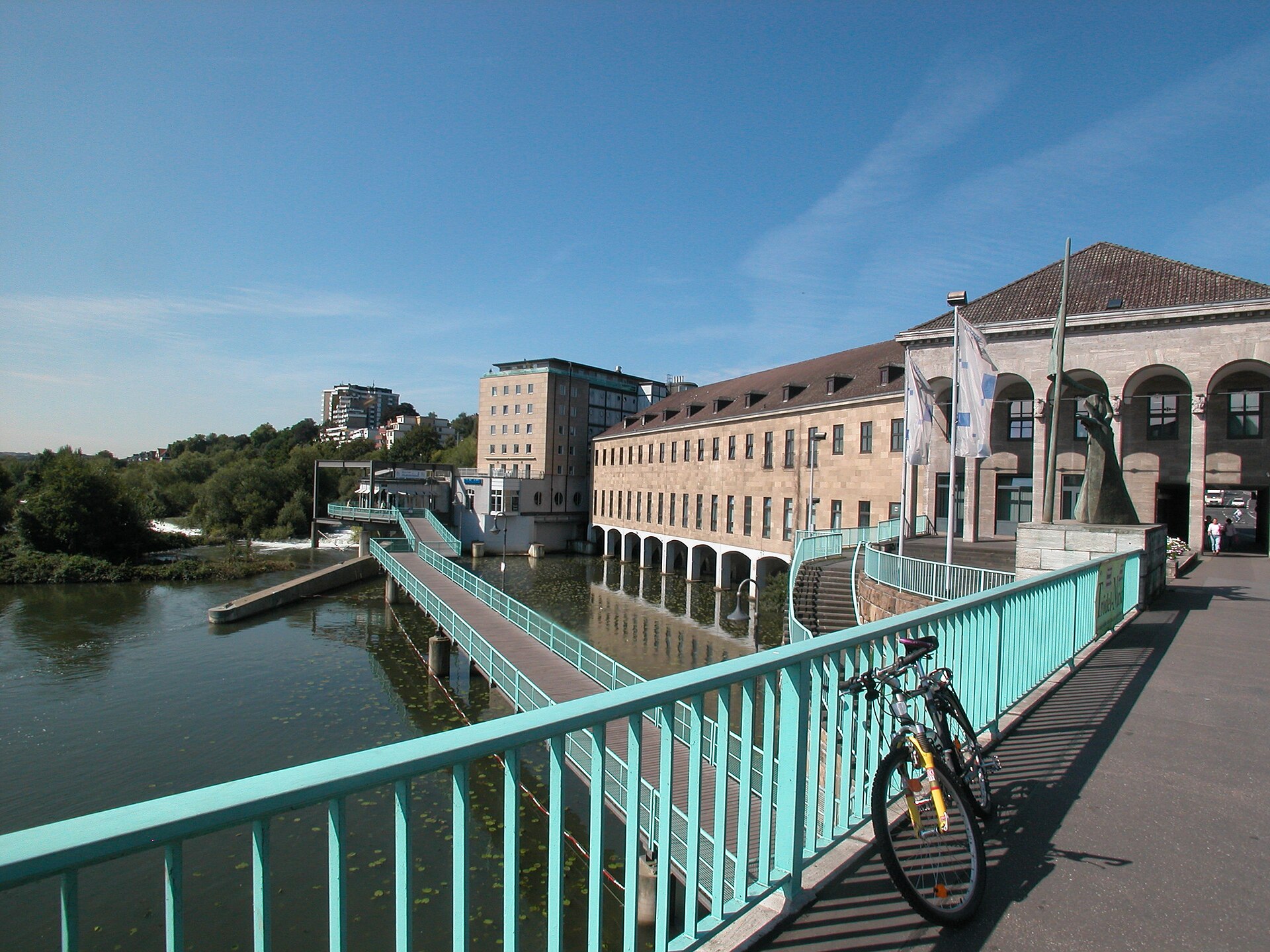 Auf der Schlossbrücke, Blick auf das RWW-Gebäude