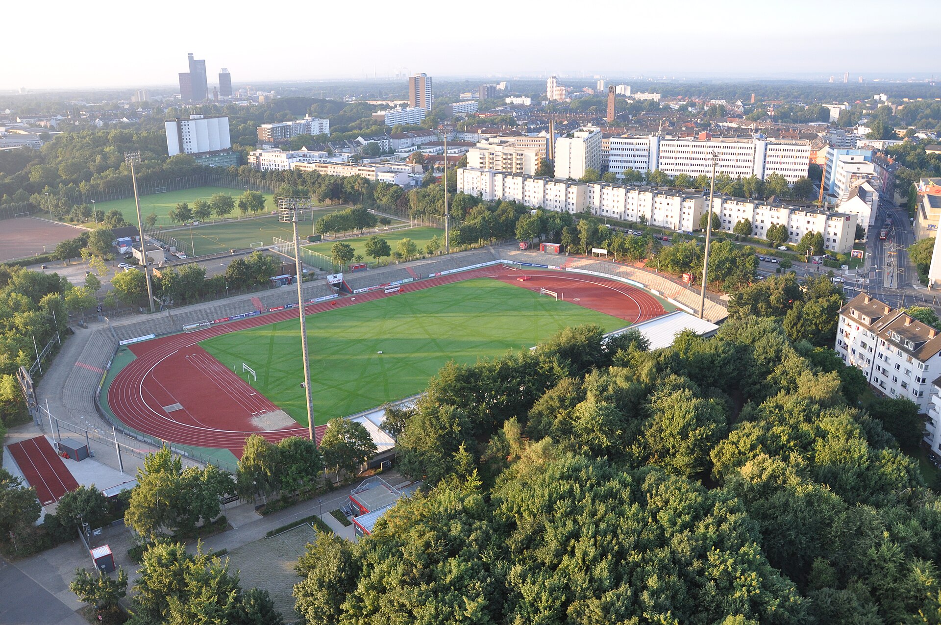 Ballonfahrt Köln. Blick aus nördlicher Richtung über Köln-Zollstock. Im Vordergrund das Südstadion und das Trainingsgelände des SC Fortuna Köln.