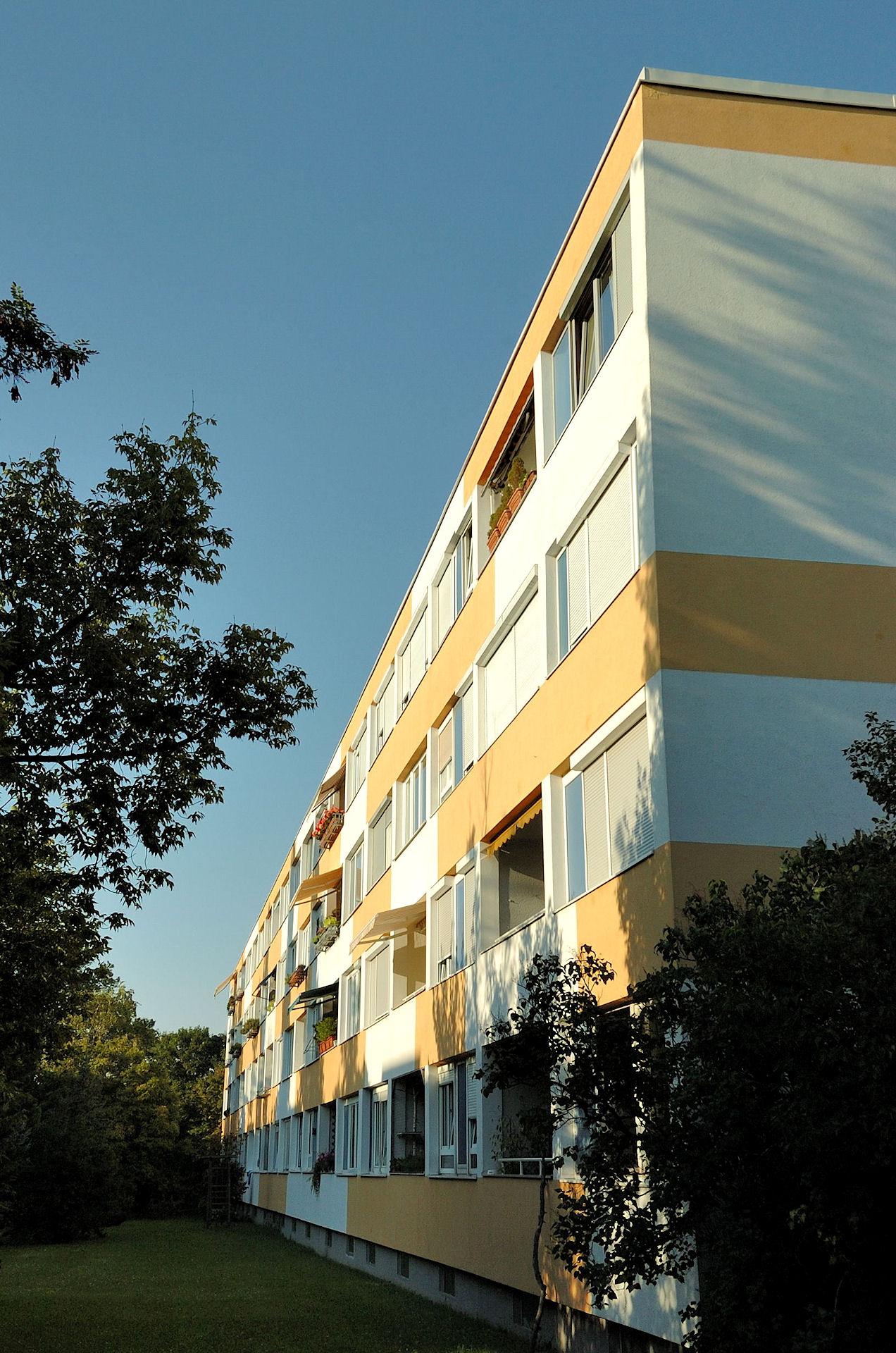 Maria Enzersdorf Südstadt, Mehrfamilienwohnhaus Hohe-Wand-Straße, renovierte Fassade