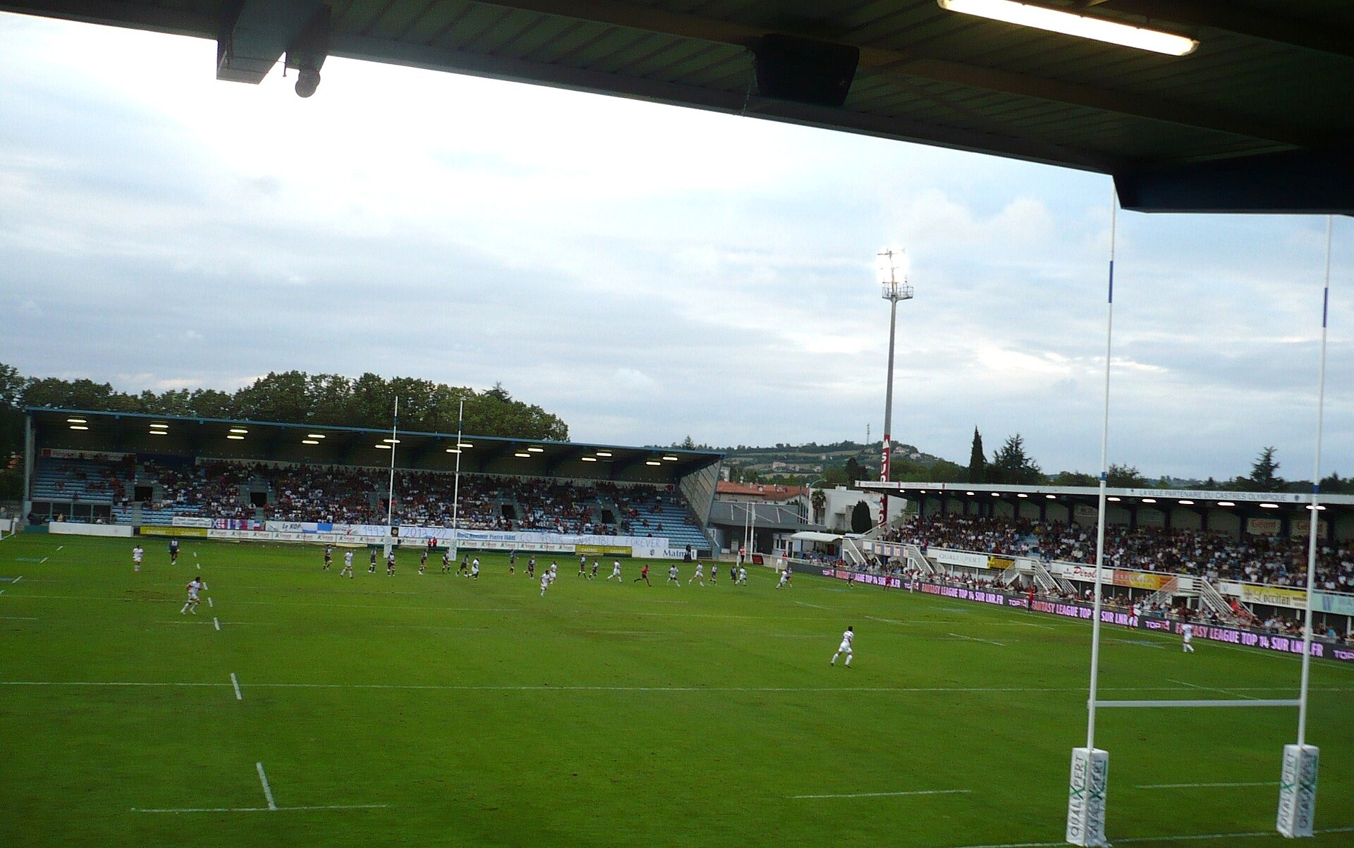 Stade Pierre-Antoine à Castres dans le département français du Tarn : tribune Nord et Gabarrou