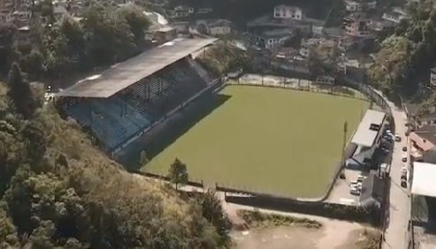 Vista de cima do Estádio Atilio Marotti, em Petrópolis, no ano de 2020, durante o campeonato Carioca do mesmo ano.