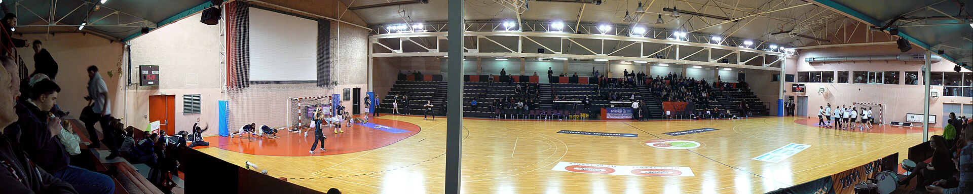 Gymnase Auguste Delaune à Ivry. Salle omnisports utilisée lors du match Union Sportive d'Ivry Handball / Toulouse Handball comptant pour la 18e journée du championnat de D1, le 15 mars 2014.
