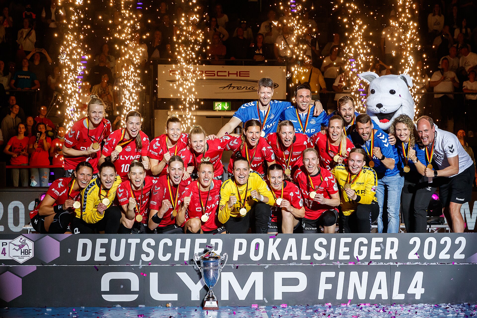 Handball Frauen, OLYMP Final4 2022, VfL Oldenburg - SG BBM Bietigheim: Jubel, celebration bei der SG BBM Bietigheim über den Pokalsieg; Siegerfoto