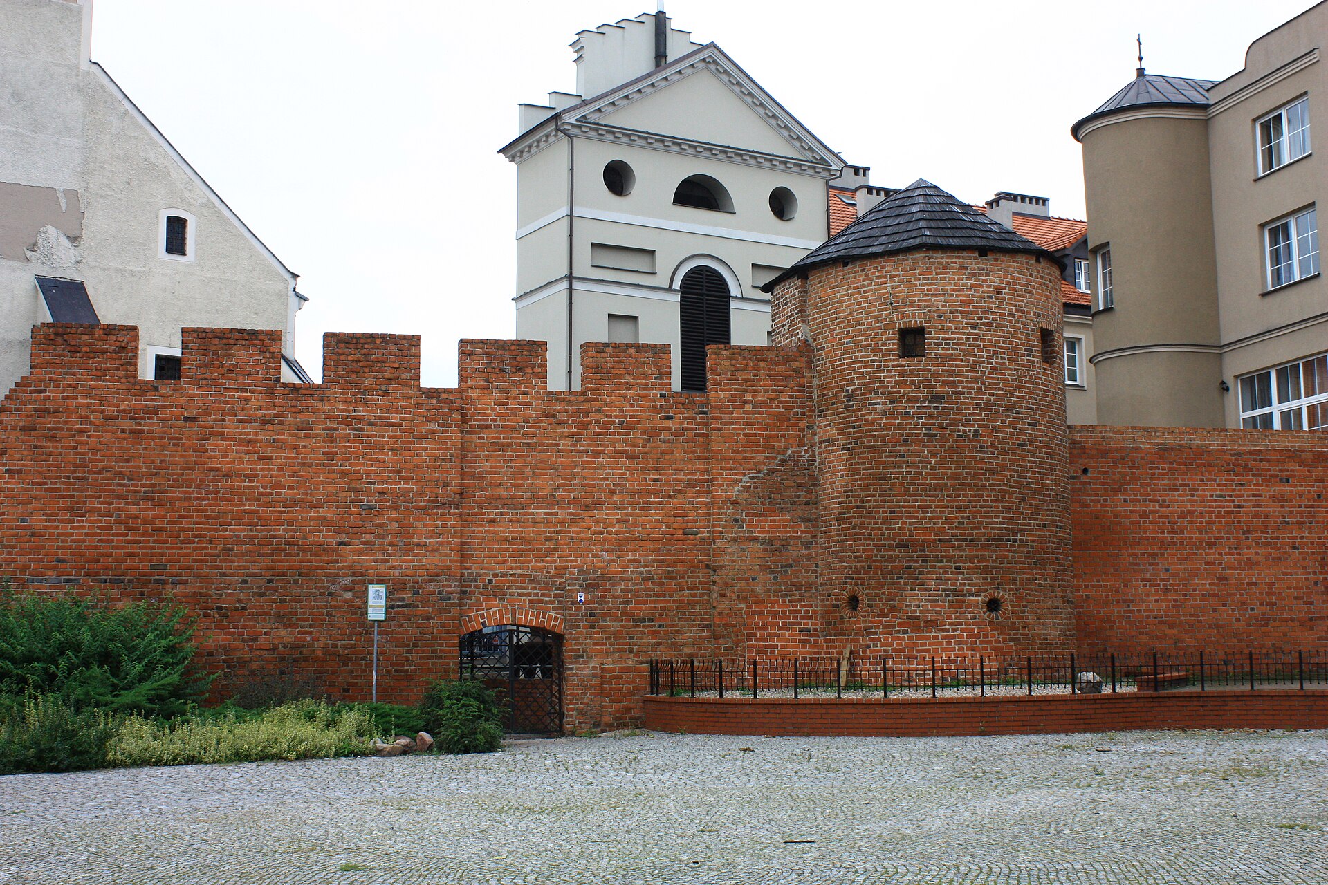 Kalisz, pozostałości murów miejskich z basztą Dorotka
