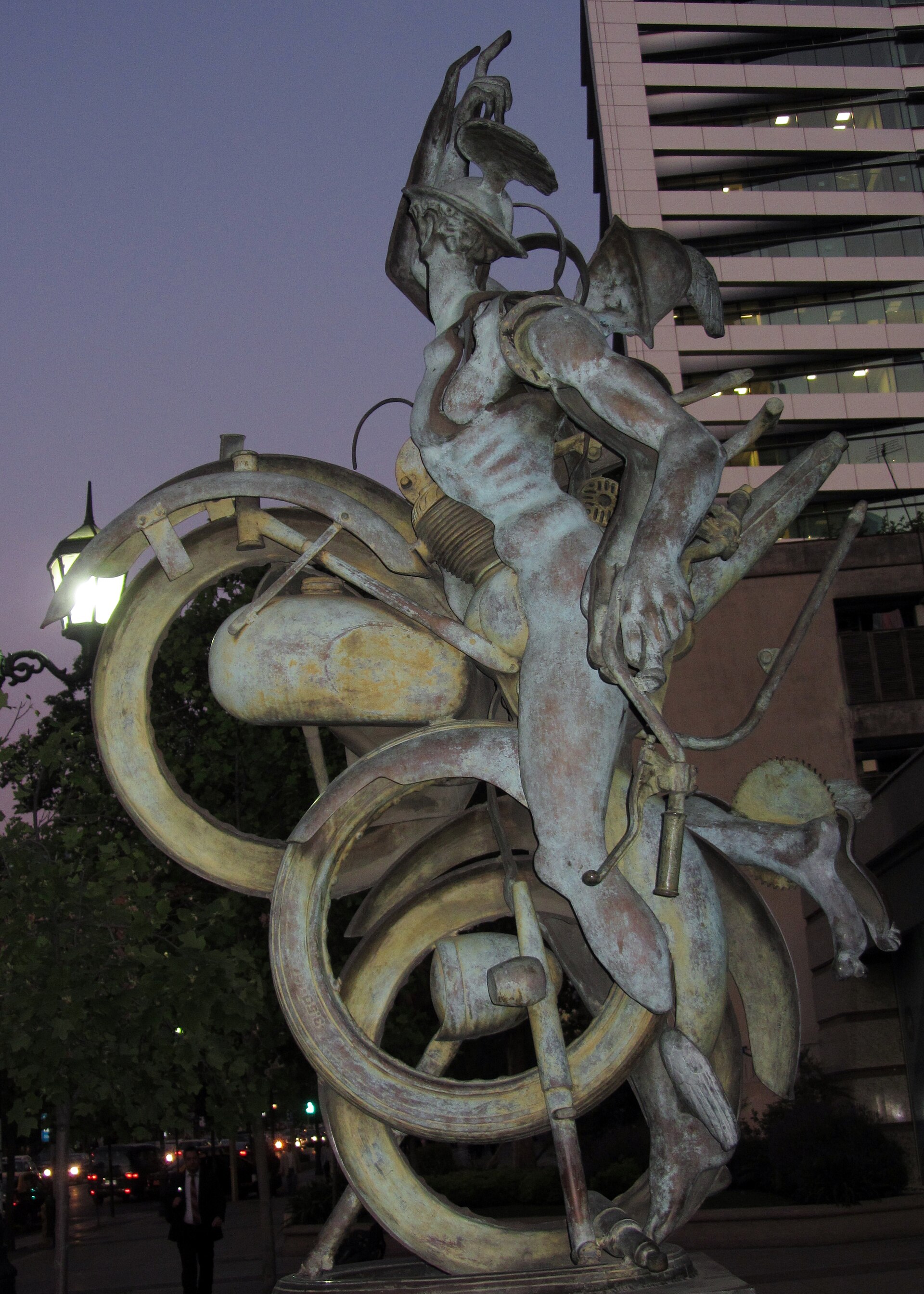 Escultura El mensajero de Arman , en la acera sur de Apoquindo , frente a la entrada del n.º 3039, conocido como edificio Cruz Blanca, del arquitecto Gustavo Krefft. Alberga una serie de oficinas, entre ellas, las de la isapre Consalud.