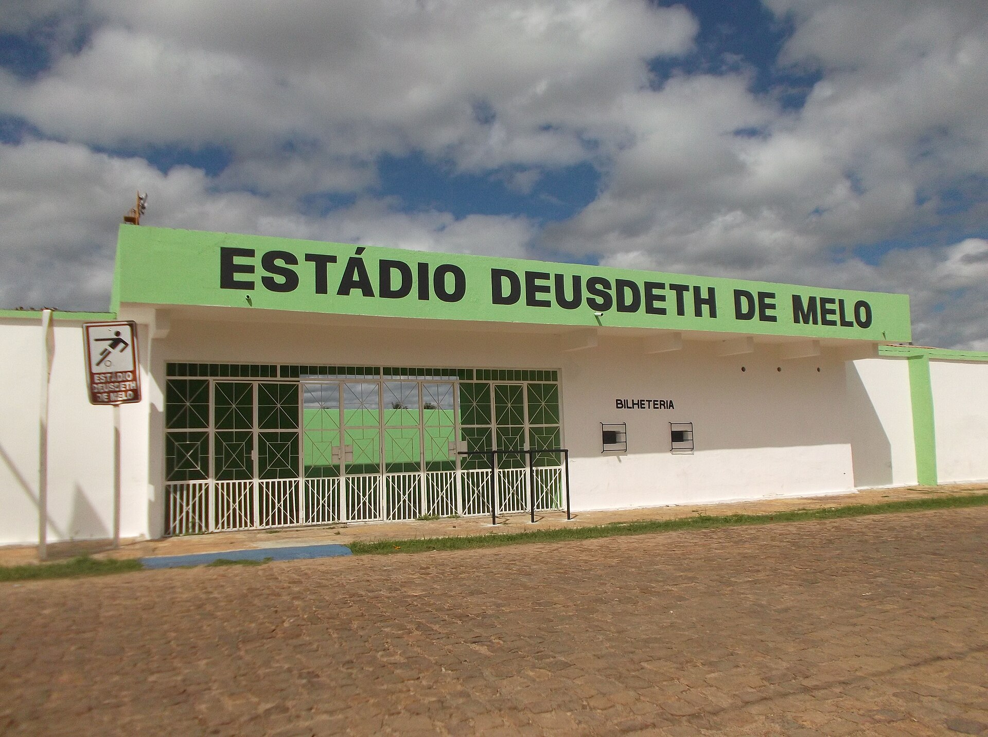 Uma das entradas do estádio Deusdeth de Melo em Campo Maior.