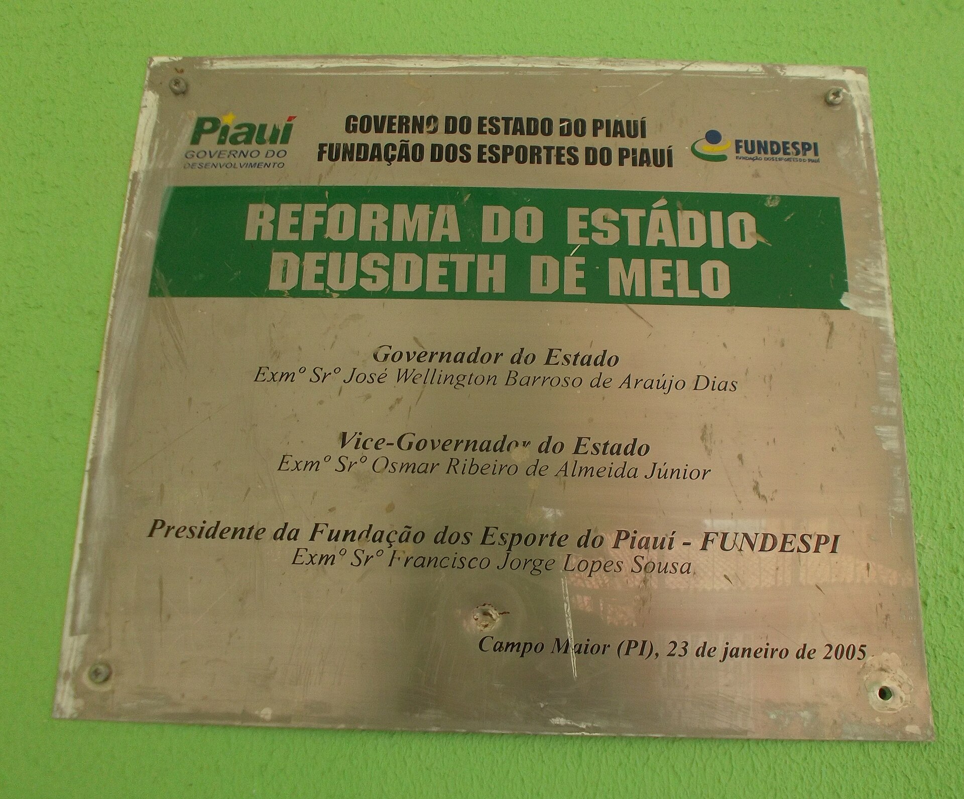 Placa da reforma do Estádio Deusdeth de Melo em 2003