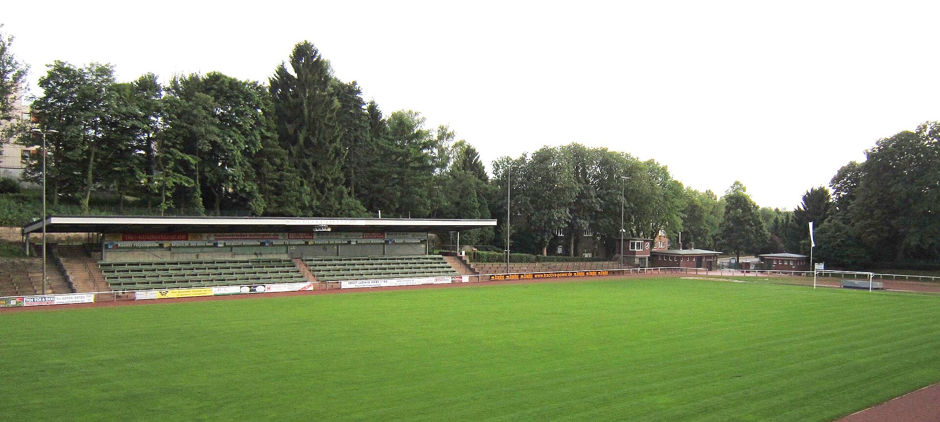 Solingen, Jahnkampfbahn Wald, Detailansicht Rasenfläche mit Tribüne