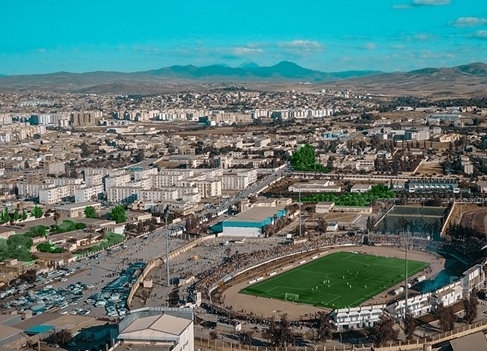 Vue aérienne du stade Boumezerag à Chlef