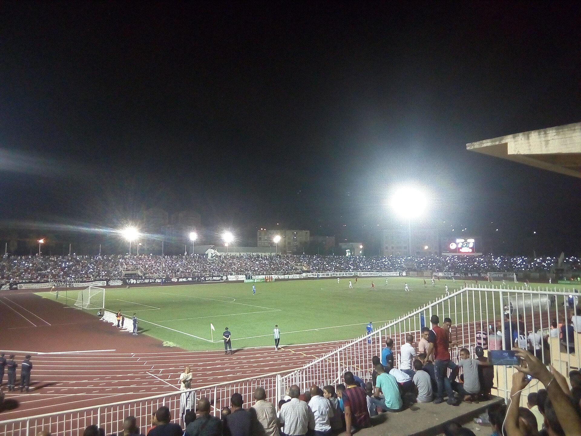 Le stade de 20 août 1955 de Skikda en nuit
