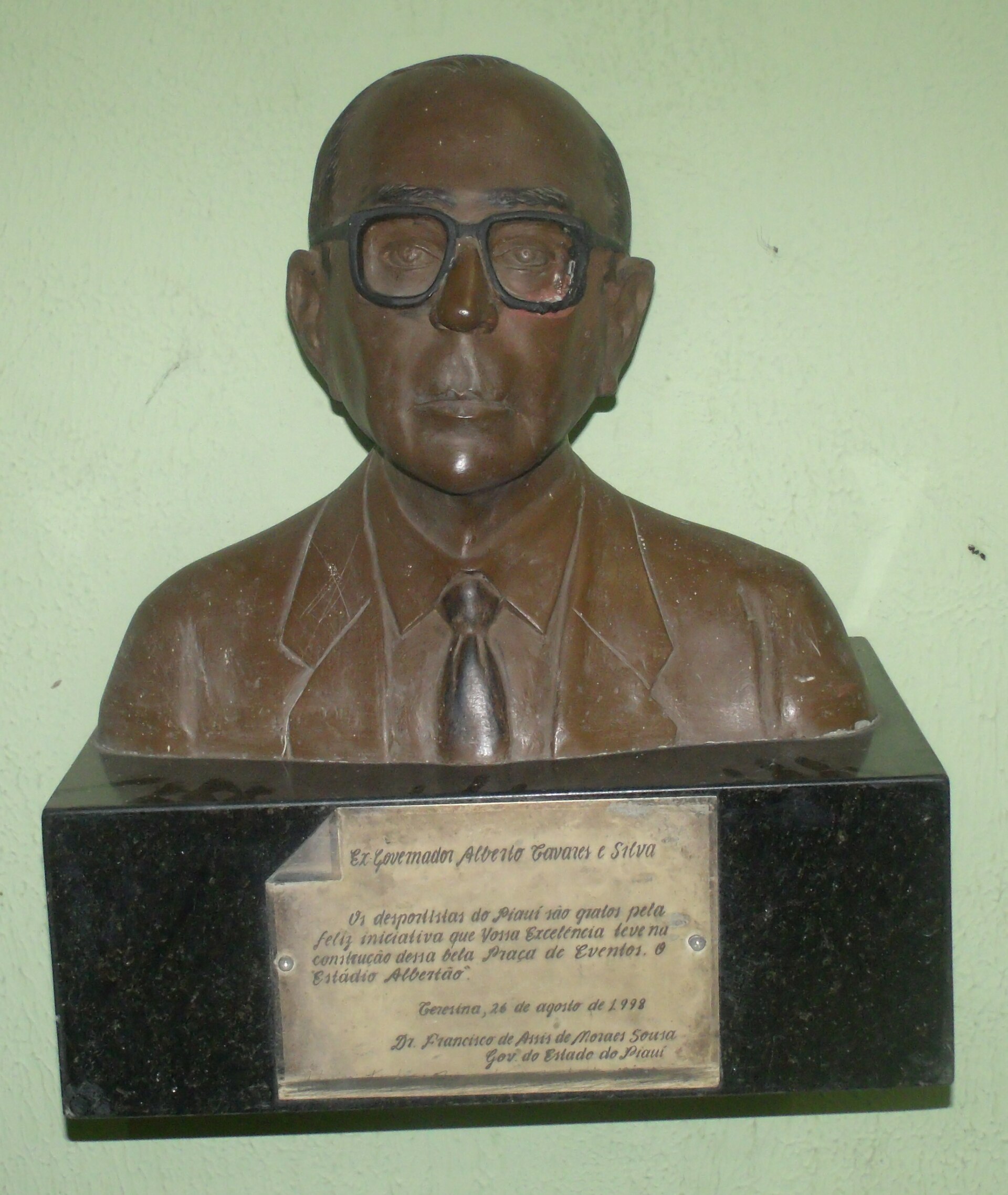 Busto do ex-governador do Piauí, Alberto tavares Silva, no estádio Albertão, em Teresina.