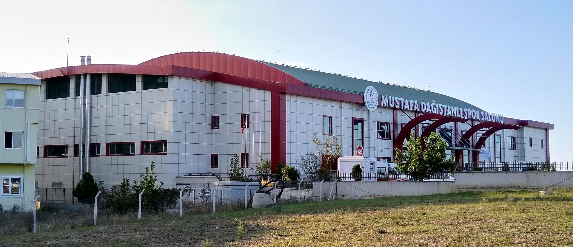 Samsun'un İlkadım ilçesinde bulunan Mustafa Dağıstanlı Spor Salonu'nun kuzeydoğu cephesinden görünümü.