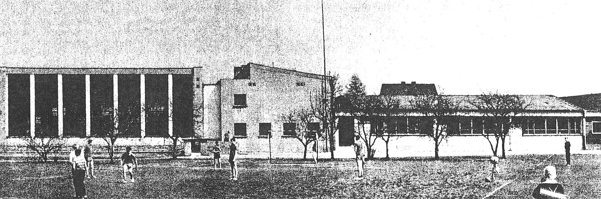 Szkoła Podstawowa nr 82. im. Budowniczych Wrocławia przy ul. Blacharskiej, proj. Marek Dziekoński. Elewacje.