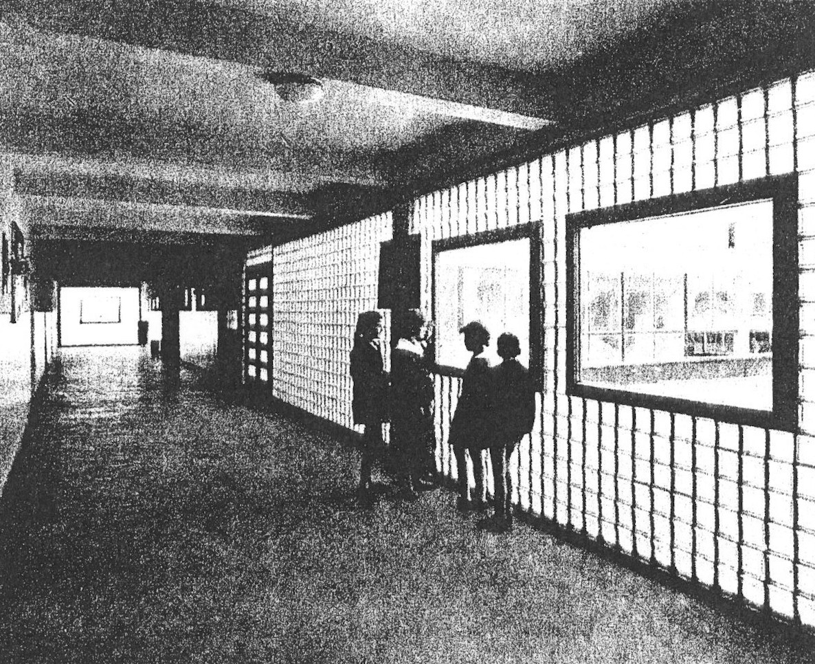 Szkoła Podstawowa nr 82. im. Budowniczych Wrocławia przy ul. Blacharskiej, proj. Marek Dziekoński. Wnętrze.