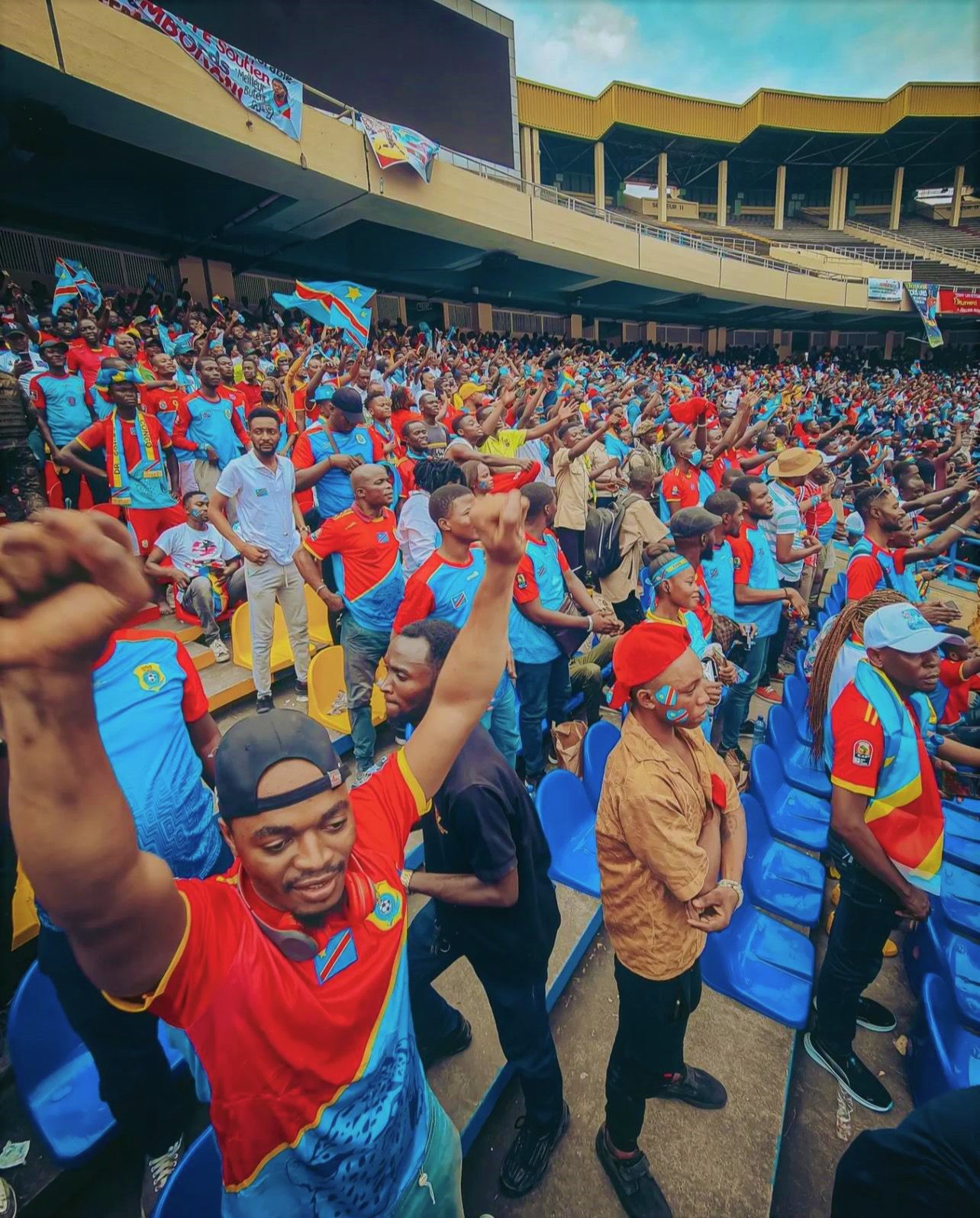 Les fans de football de la RD Congo célèbrent et chantent pour leur équipe nationale de football lors des qualifications pour la Coupe du Monde 2026 au Stade des Martyrs
